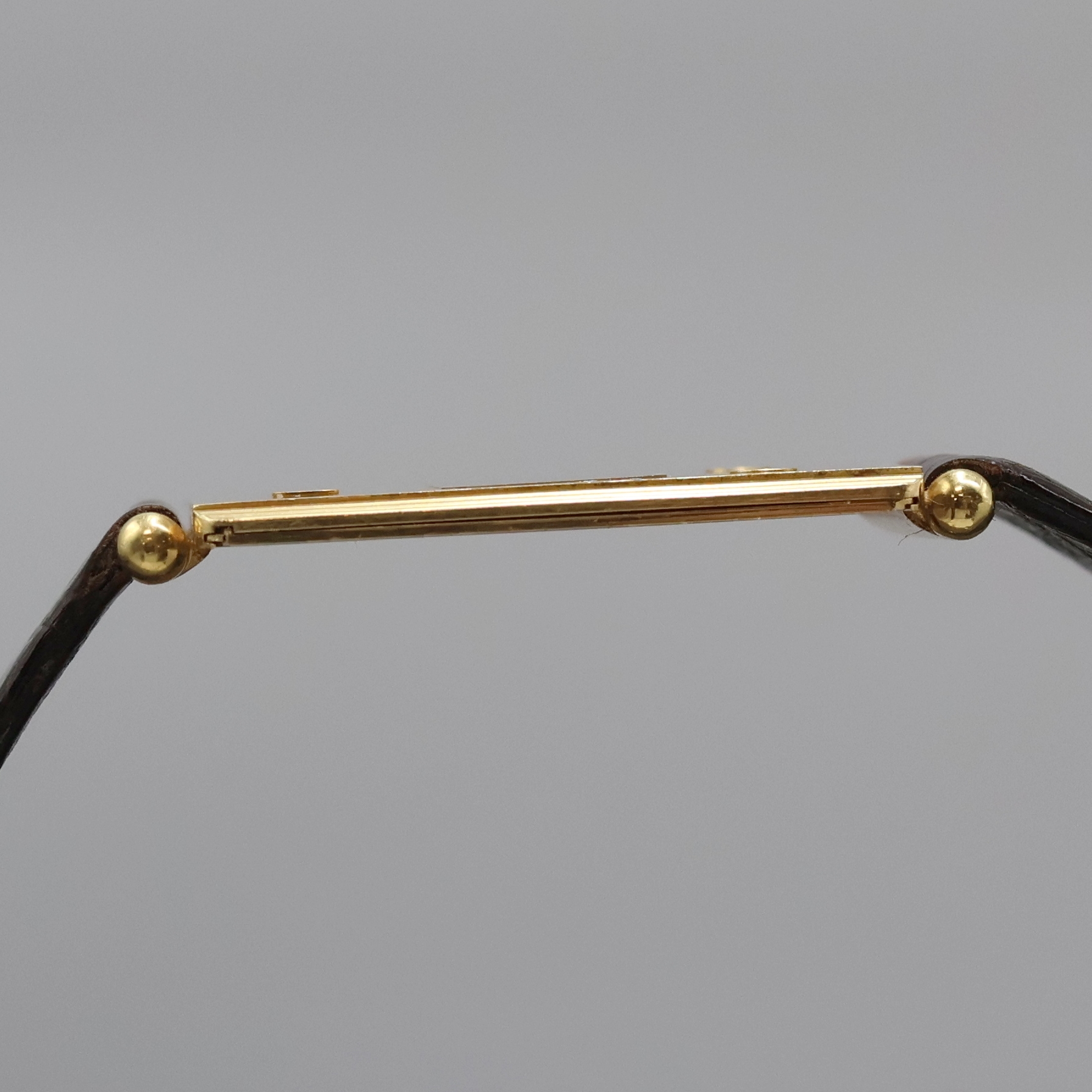 Detail e: DUGENA ultraflache Armbanduhr in GG 750/000 Referenz 87135 295, Schweiz um 1978, orig. Lederband m. verg. orig. Dornschl., LCD Display, Kal. ESA ...