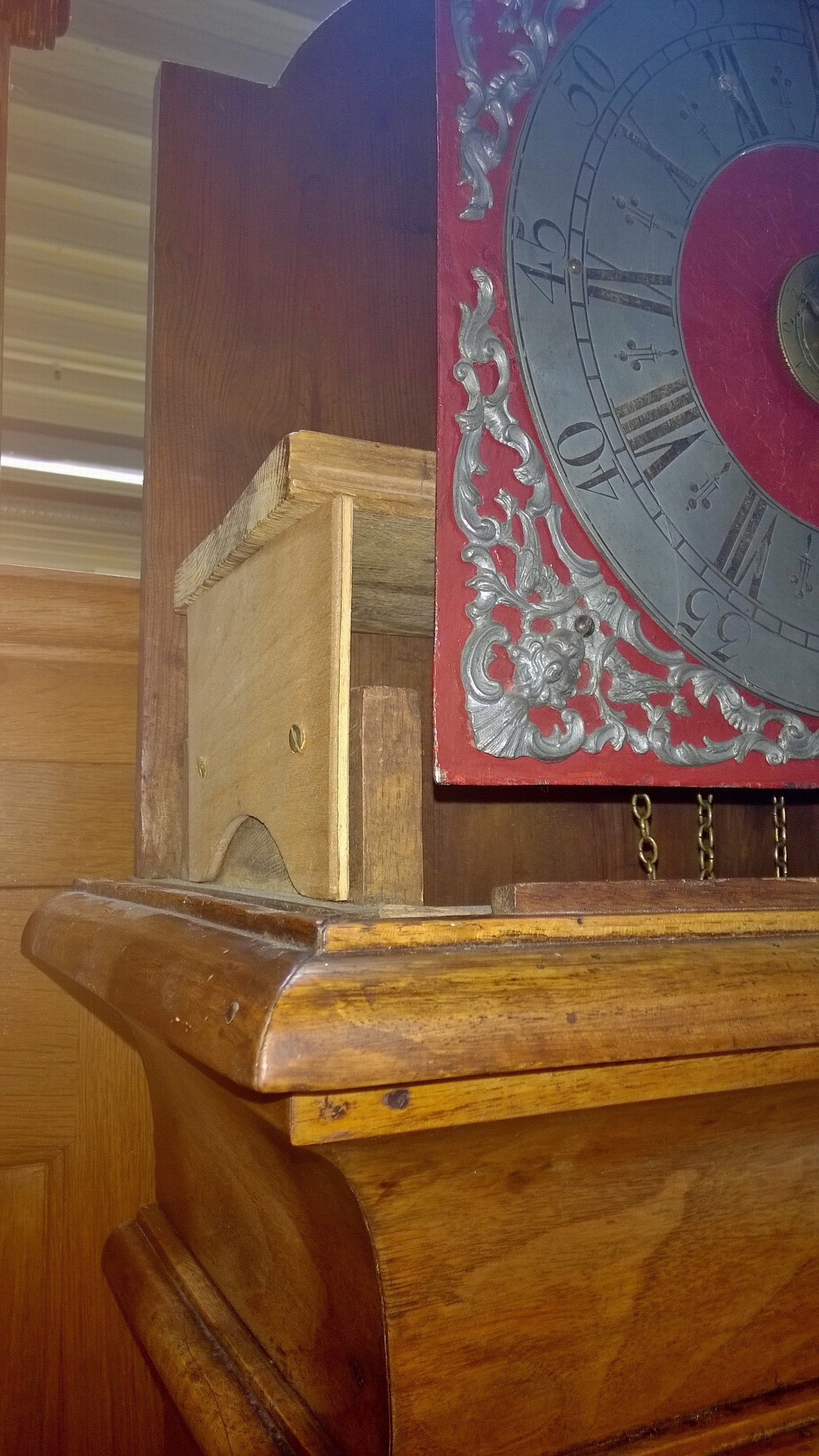 Detail b: Standuhr, Franz Jacob Braun, Eberbach am Necker, um 1770, einteiliges profiliertes Holzgehäuse mit abnehmbarem Kopf, Bogenabschluss mit Lisenen, ...