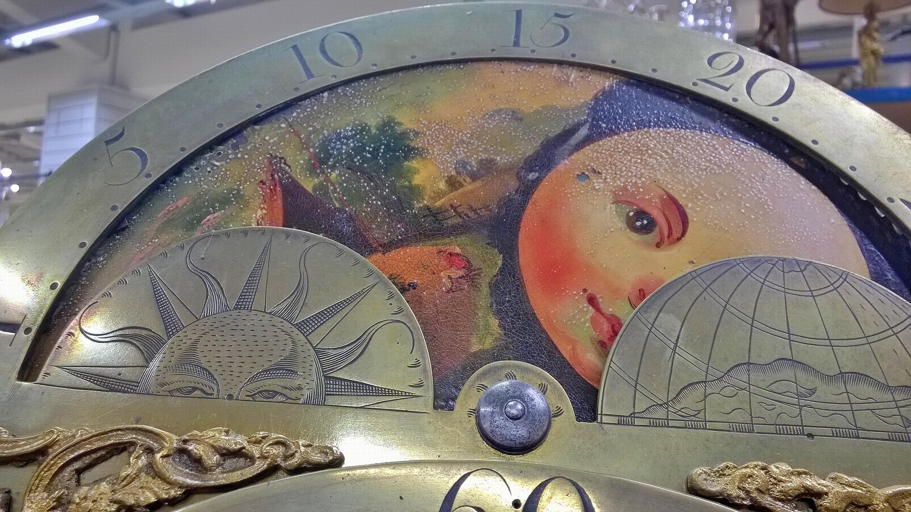 Detail a: Standuhr mit Mondphase und Datum, Jo's Batty, Halifax, Mitte 18. Jh., einteiliges Holzgehäuse, mit Bandintarsien, Sprenggiebel (zwei kleine ...