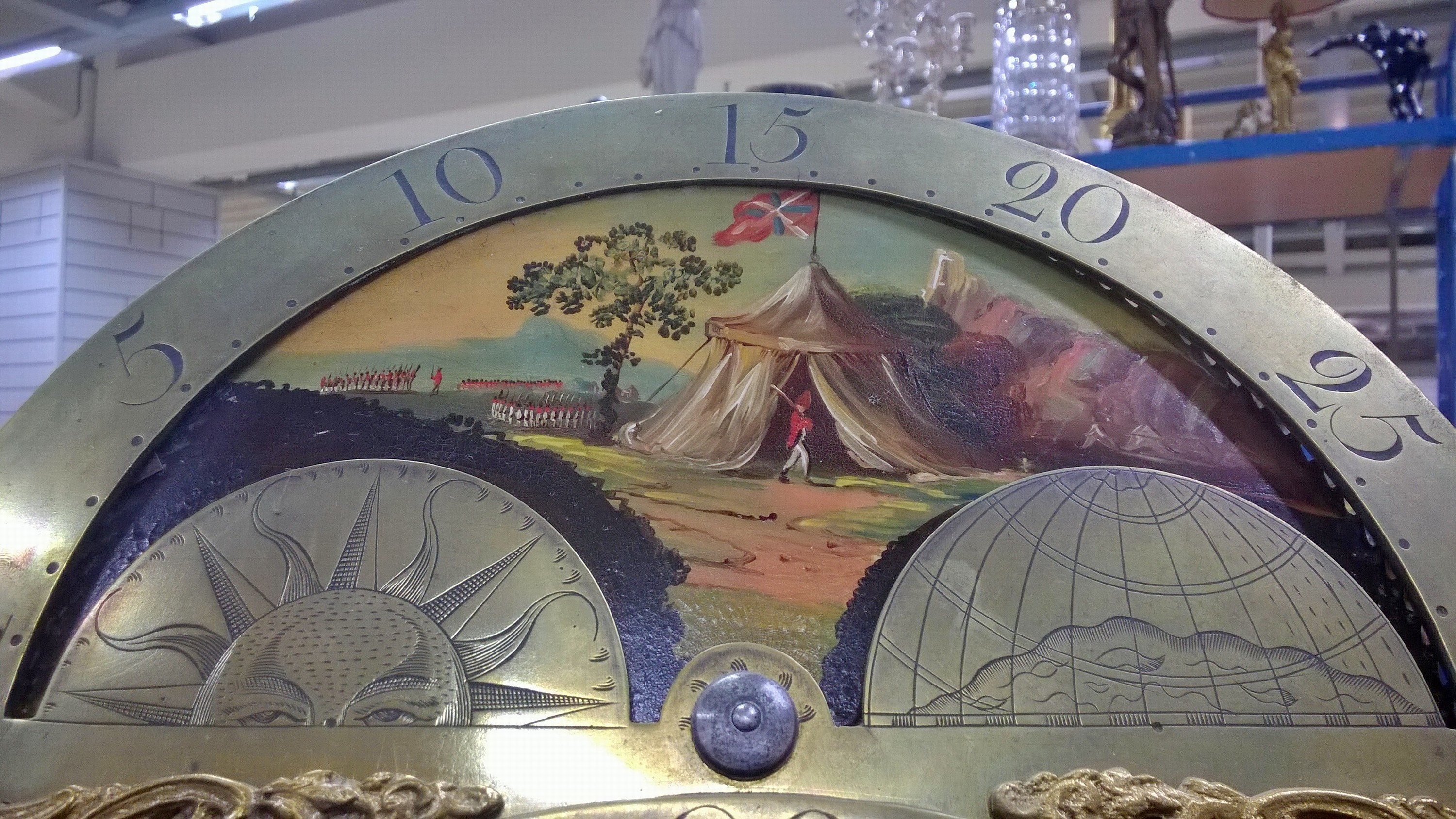 Detail b: Standuhr mit Mondphase und Datum, Jo's Batty, Halifax, Mitte 18. Jh., einteiliges Holzgehäuse, mit Bandintarsien, Sprenggiebel (zwei kleine ...
