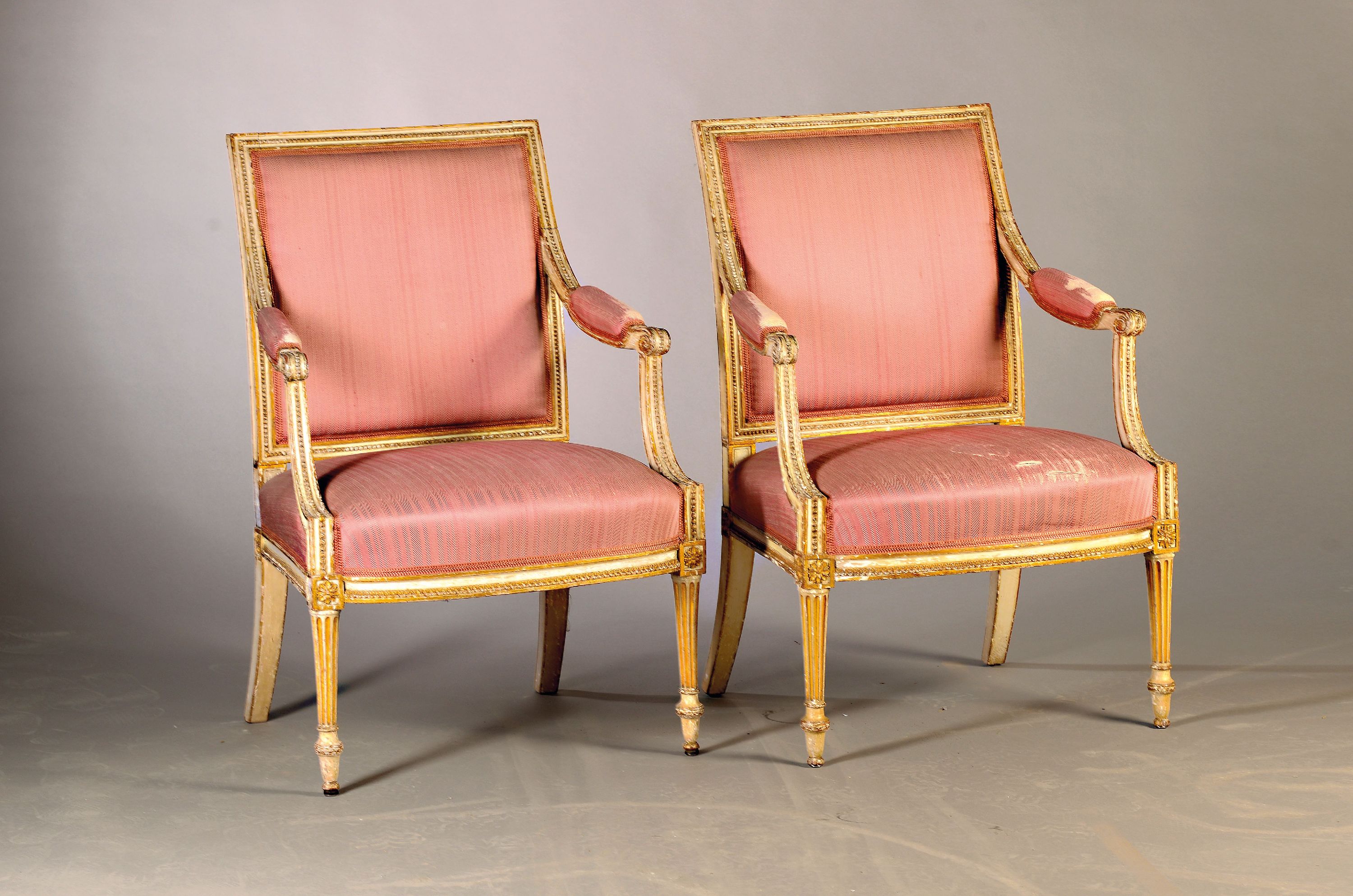 Image 26969994 - Paar klassizistische Armlehnstühle, 1.Hälfte 19.Jh., weiß und goldfarbene Fassung, ...