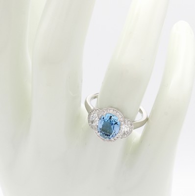 26969931b - Ring mit Aquamarin, Diamanten und Brillanten, WG 750/000, 2 ovale Diam. zus. ca. 0.38 ...