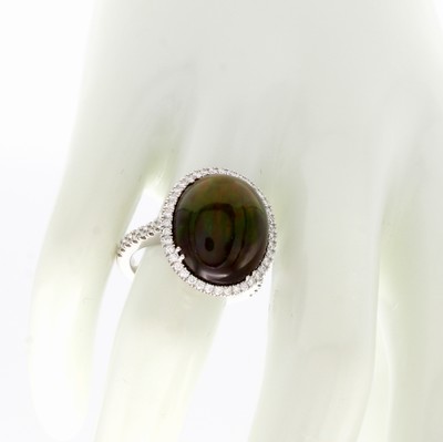 26969934b - Ring mit Opal und Brillanten, WG 750/000, Opal ca. 8.23 ct und Brill. auch seitl. an ...