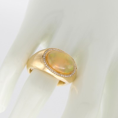 26969938b - Massiver Bandring mit Opal und Brillanten, RoséG 750/000, Opal ca. 5.21 ct, ...