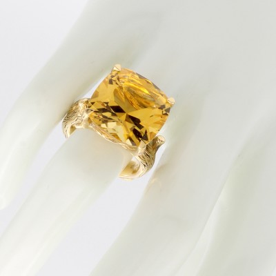 26969940b - Massiver Ring mit Citrin, RoséG 750/000, Citrin ca. 27.82 ct, Ringschiene in Form ...