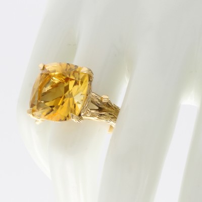 26969940c - Massiver Ring mit Citrin, RoséG 750/000, Citrin ca. 27.82 ct, Ringschiene in Form ...