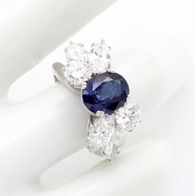 26969944a - Ring mit Saphir, Diamanten und Brillanten, Platin 950/000, Saphir ca. 2.65 ct, 2 Brill. ...
