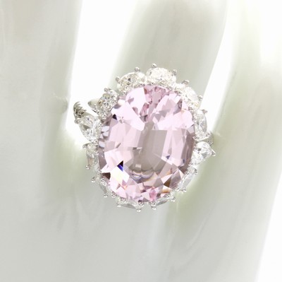 Image 26969945 - Ring mit Morganit, Diamanten und Brillanten, WG 750/000, Morganit ca. 9.96 ct, 10 ovale ...