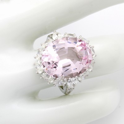 26969945a - Ring mit Morganit, Diamanten und Brillanten, WG 750/000, Morganit ca. 9.96 ct, 10 ovale ...
