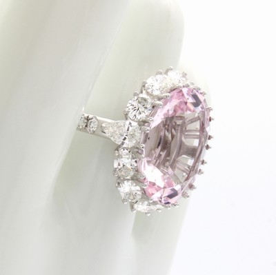 26969945b - Ring mit Morganit, Diamanten und Brillanten, WG 750/000, Morganit ca. 9.96 ct, 10 ovale ...