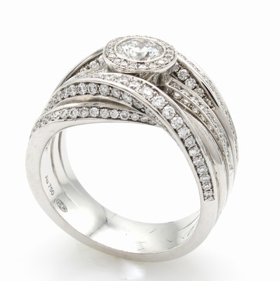 26969947a - Ring mit Brillanten, WG 750/000, mehrrhg., verschlungenes Design, 1 Brill. mittig gef. ...