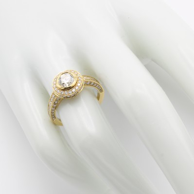26969953b - Ring mit Brillanten, GG 750/000, 1 Brill. mittig gef. ca. 0.73 Weiß/si, 126 Brill. ...