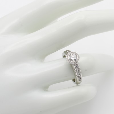 26969961a - Ring mit Brillanten, WG 750/000, 1 Brill. ca. 0.48 ct feines Weiß/si, Besatzbrill. zus. ...