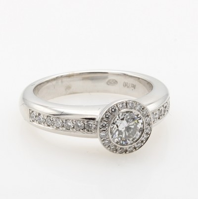 26969961b - Ring mit Brillanten, WG 750/000, 1 Brill. ca. 0.48 ct feines Weiß/si, Besatzbrill. zus. ...
