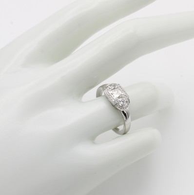 26969965a - Ring mit Diamant und Brillanten, WG 750/000,1 Diam. im Princess-Cut ca. 0.58 ct, 2 ...