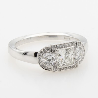 26969965b - Ring mit Diamant und Brillanten, WG 750/000,1 Diam. im Princess-Cut ca. 0.58 ct, 2 ...
