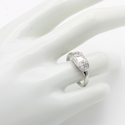 26969966a - Ring mit Diamant und Brillanten, WG 750/000,1 Diam. im Princess-Cut ca. 0.51 ct feines ...