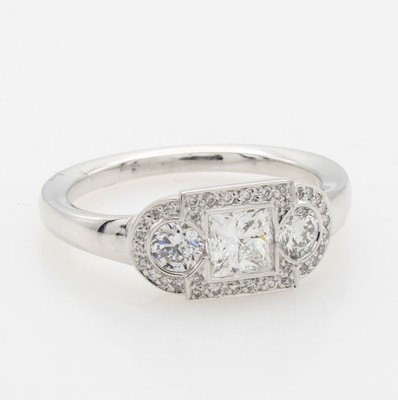26969966b - Ring mit Diamant und Brillanten, WG 750/000,1 Diam. im Princess-Cut ca. 0.51 ct feines ...