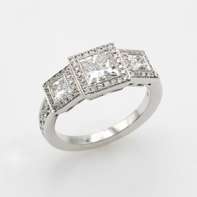 Image 26969968 - Ring mit Diamanten und Brillanten, WG 750/000, 1 Diamant im Princess-Cut mittig gef.ca. ...