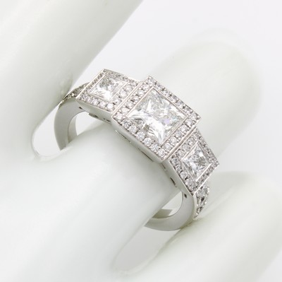 26969968a - Ring mit Diamanten und Brillanten, WG 750/000, 1 Diamant im Princess-Cut mittig gef.ca. ...