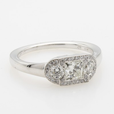 26969969b - Ring mit Diamant und Brillanten, WG 750/000,1 Diam. im Princess-Cut ca. 0.51 ct ...