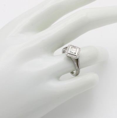 26969971a - Ring mit Diamant und Brillanten, WG 750/000,geteilte Ringschultern, rhombusförm. ...