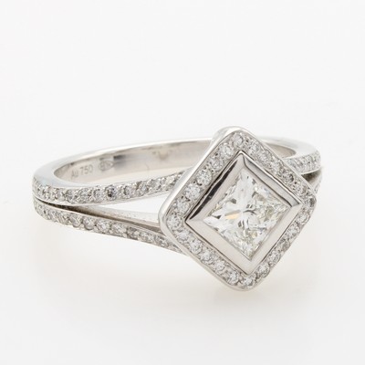 26969971b - Ring mit Diamant und Brillanten, WG 750/000,geteilte Ringschultern, rhombusförm. ...