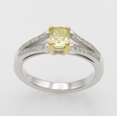 Image 26969972 - Ring mit Diamant und Brillanten, WG/GG 750/000, 1 ovaler Diam. ca. 0.66 ct fancy intense ...
