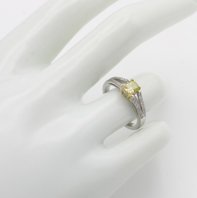 26969972a - Ring mit Diamant und Brillanten, WG/GG 750/000, 1 ovaler Diam. ca. 0.66 ct fancy intense ...