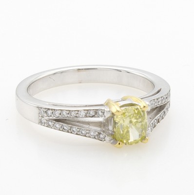 26969972b - Ring mit Diamant und Brillanten, WG/GG 750/000, 1 ovaler Diam. ca. 0.66 ct fancy intense ...