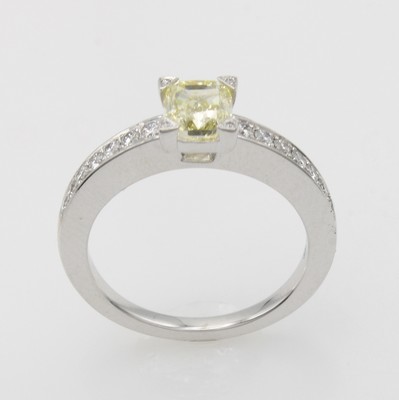 Image 26969973 - Ring mit Diamant und Brillanten, WG 750/000,1 Diamant ca. 1.03 ct fancy yellow/p1, 18 ...