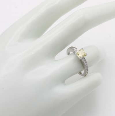 26969973a - Ring mit Diamant und Brillanten, WG 750/000,1 Diamant ca. 1.03 ct fancy yellow/p1, 18 ...
