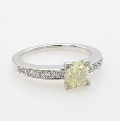 26969973b - Ring mit Diamant und Brillanten, WG 750/000,1 Diamant ca. 1.03 ct fancy yellow/p1, 18 ...