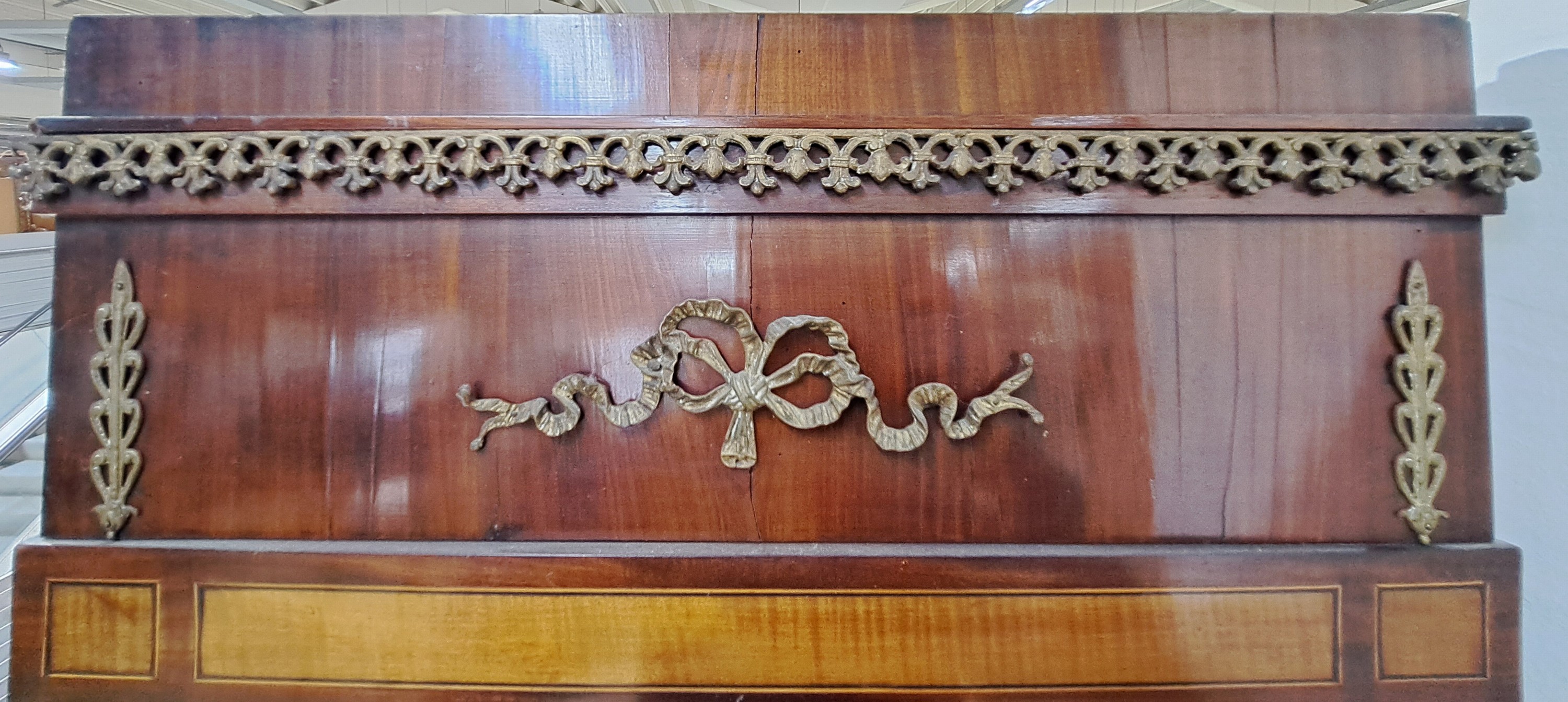 Detail f: Empirestil-Konsole, mit Spiegel, Frankreich, Ende 19.Jh., Mahagoni, Messingapplikationen aus Palmzweigen, Pharaonenköpfen und Sphingenfüßen, ca. ...