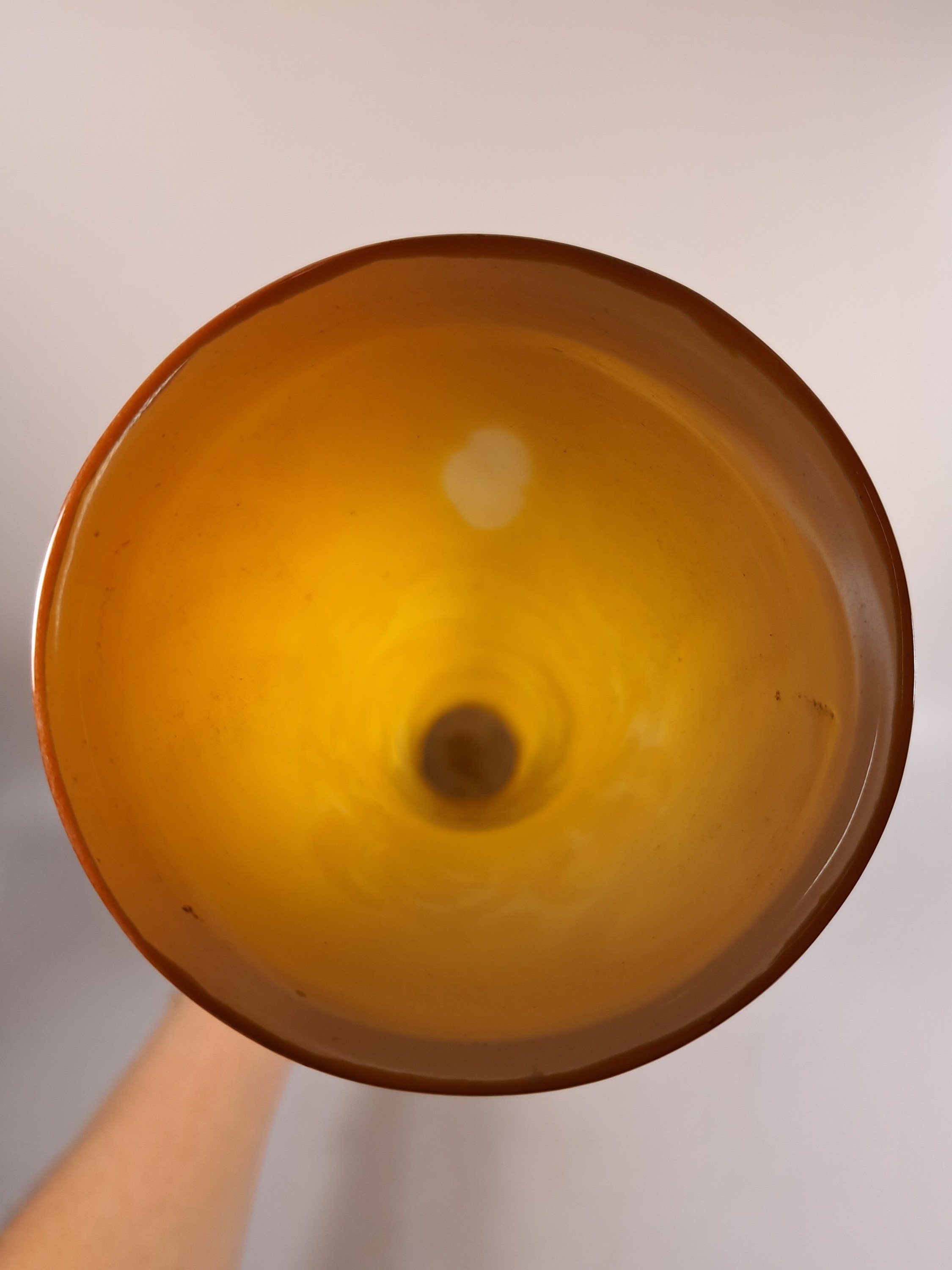 Detail i: Große Langhalsvase, Emile Gallé, um 1900, farbloses Glas, innen Milchglasunterfang, gelb-honigfarbener Überfang, in mehreren Arbeitsschritten ...