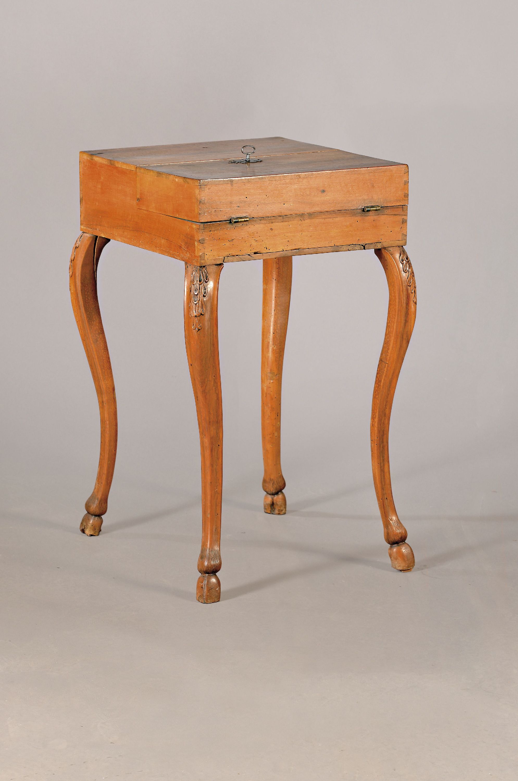 Image 26970012 - Nähtischchen, Mitte 19.Jh., Nußbaum massiv, aufklappbare Deckplatte, mit großem ...