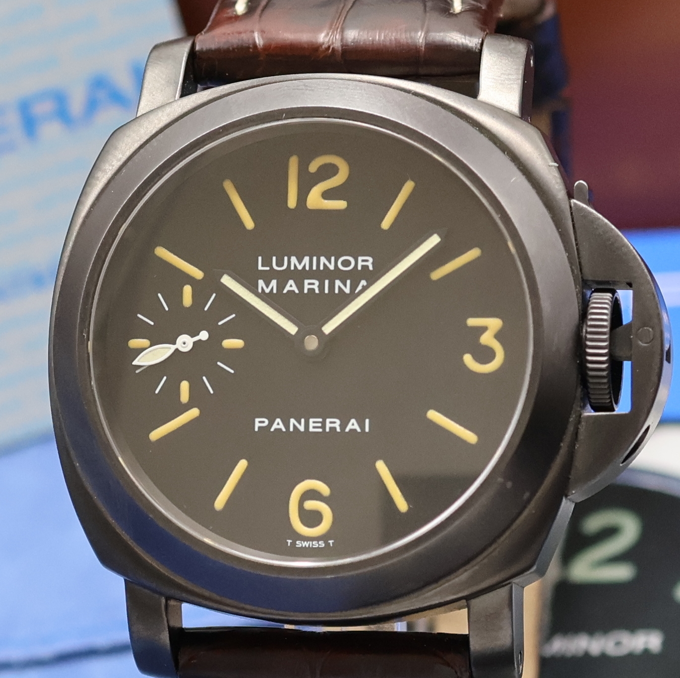 Detail a: PANERAI auf 1.500 Stück limitierte Herrenarmbanduhr Luminor Marina aus der Serie A Referenz PAM00004, Handaufzug, PVD-beschichtetes Edelstahlgeh. ...