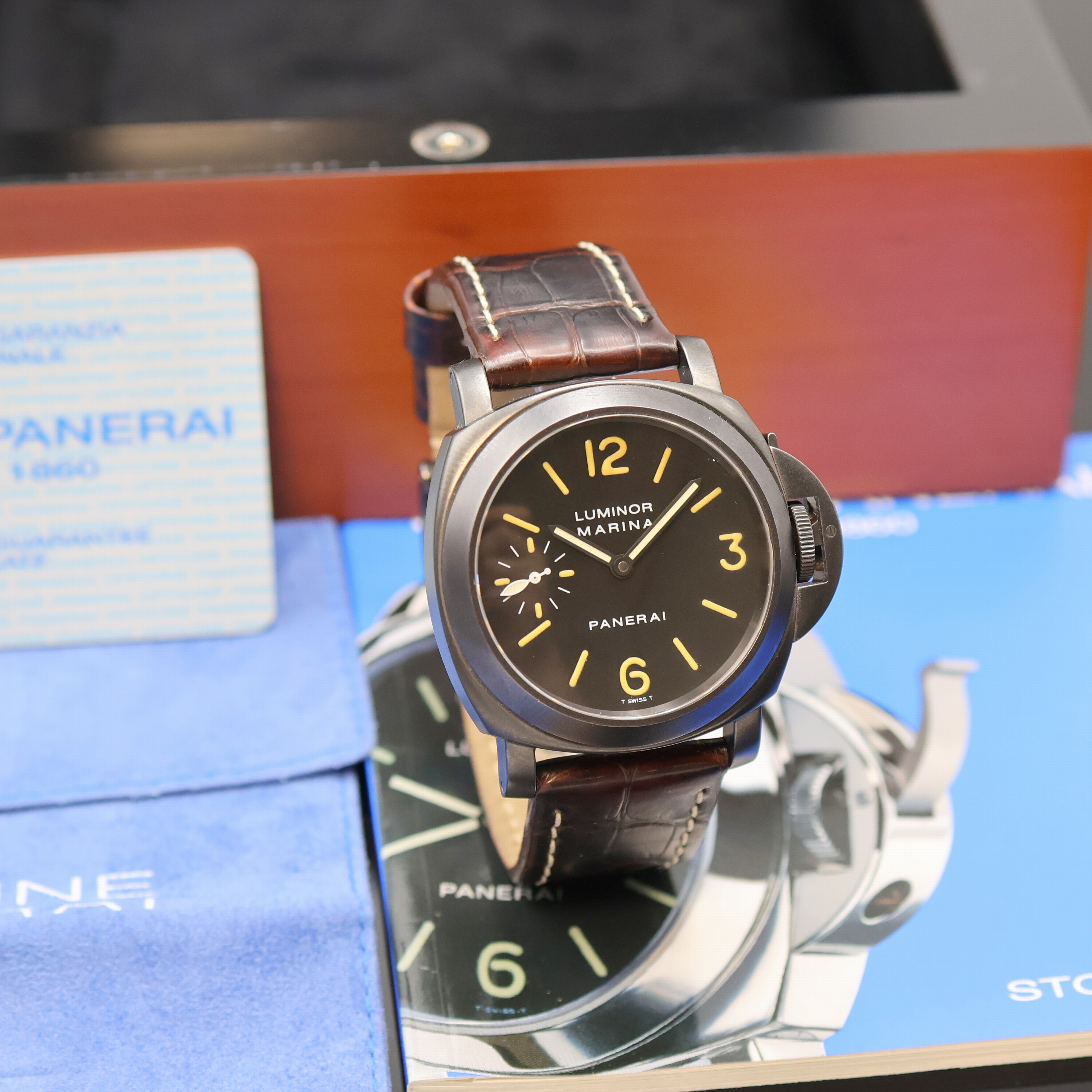 Detail b: PANERAI auf 1.500 Stück limitierte Herrenarmbanduhr Luminor Marina aus der Serie A Referenz PAM00004, Handaufzug, PVD-beschichtetes Edelstahlgeh. ...