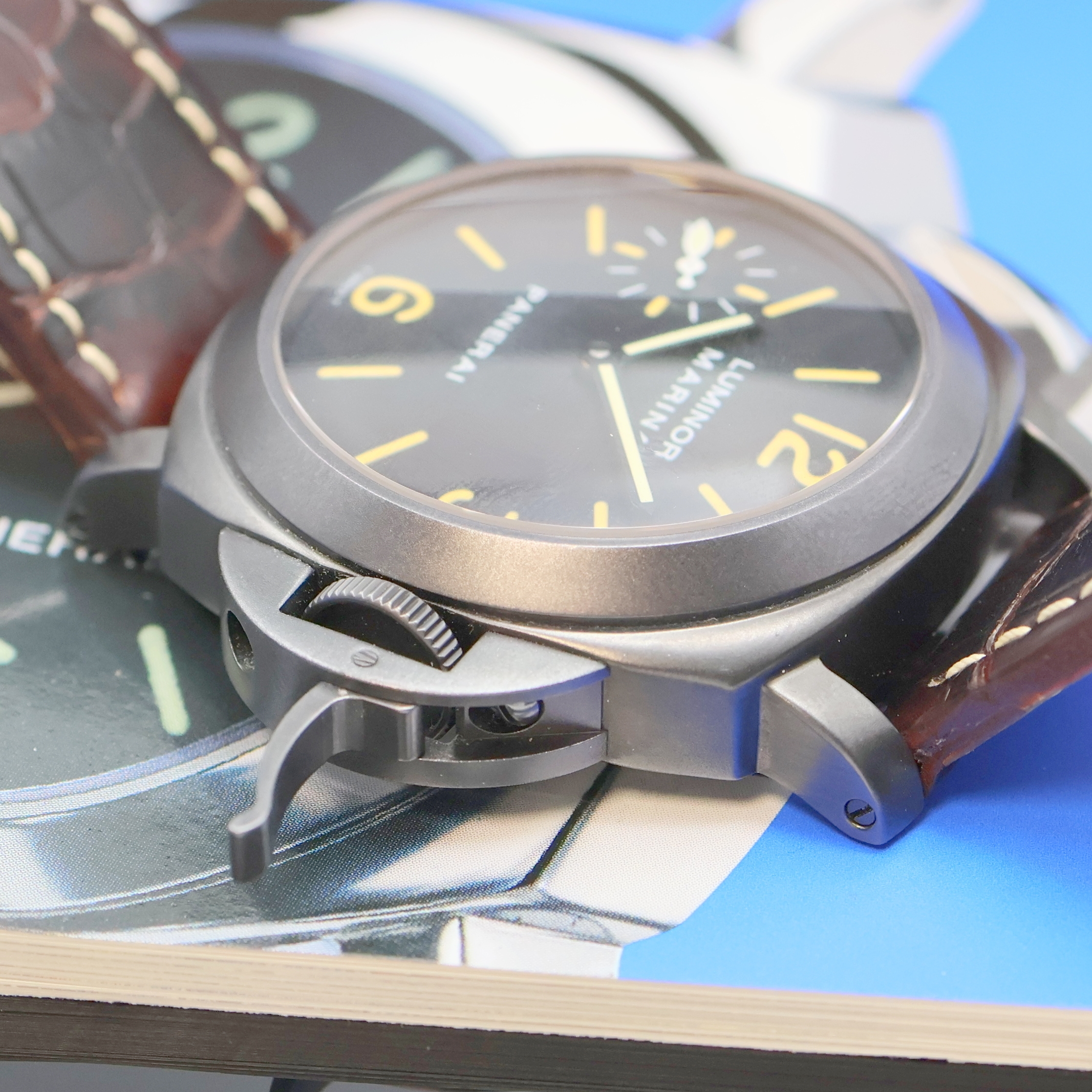 Detail e: PANERAI auf 1.500 Stück limitierte Herrenarmbanduhr Luminor Marina aus der Serie A Referenz PAM00004, Handaufzug, PVD-beschichtetes Edelstahlgeh. ...