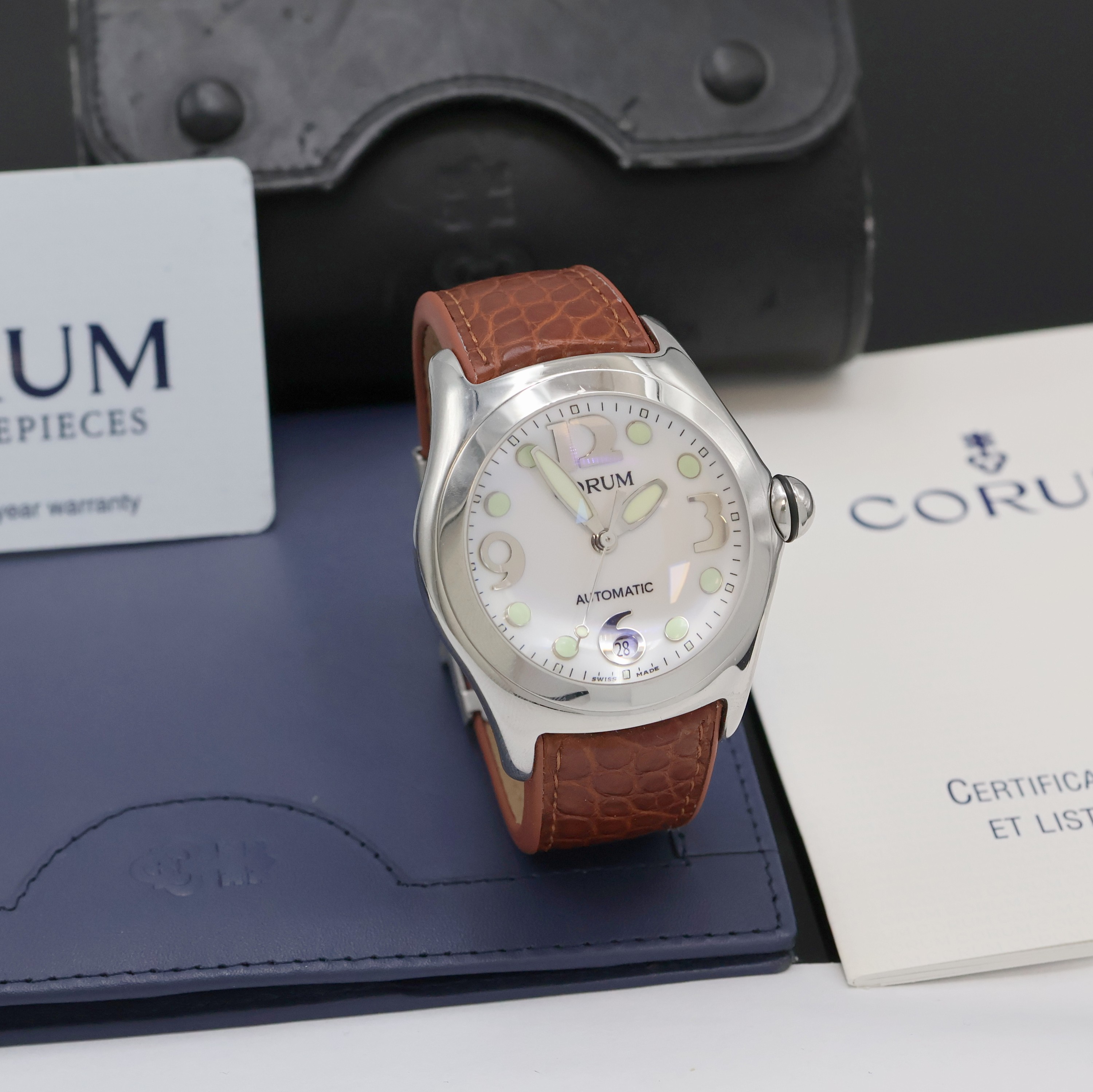 Detail b: CORUM Herrenarmbanduhr Bubble Referenz 82.150.20, Automatik, Edelstahlgeh. inkl. orig. Lederband m. dopp. Faltschl., beids. vergl., Boden 6-fach ...