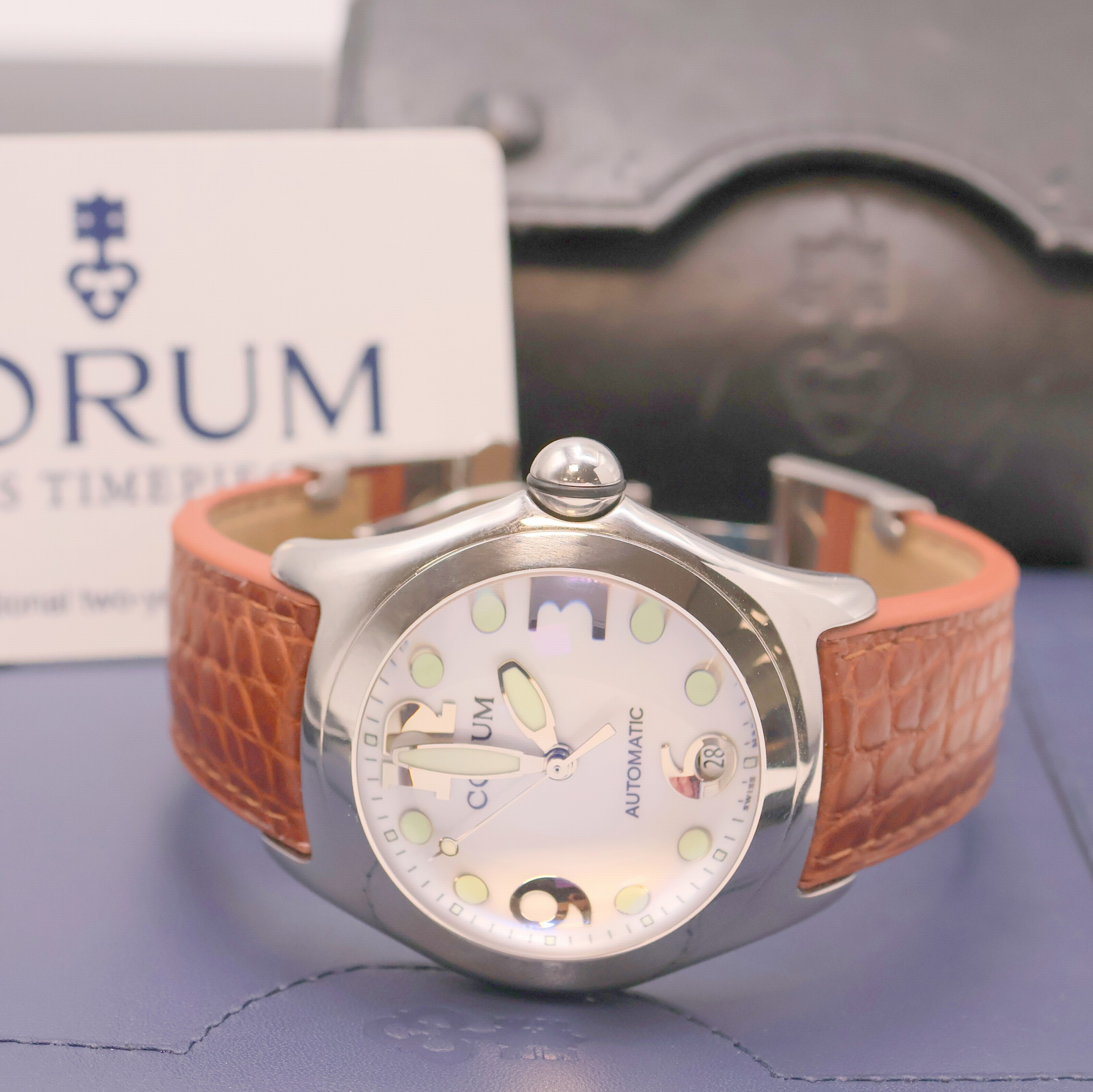 Detail e: CORUM Herrenarmbanduhr Bubble Referenz 82.150.20, Automatik, Edelstahlgeh. inkl. orig. Lederband m. dopp. Faltschl., beids. vergl., Boden 6-fach ...