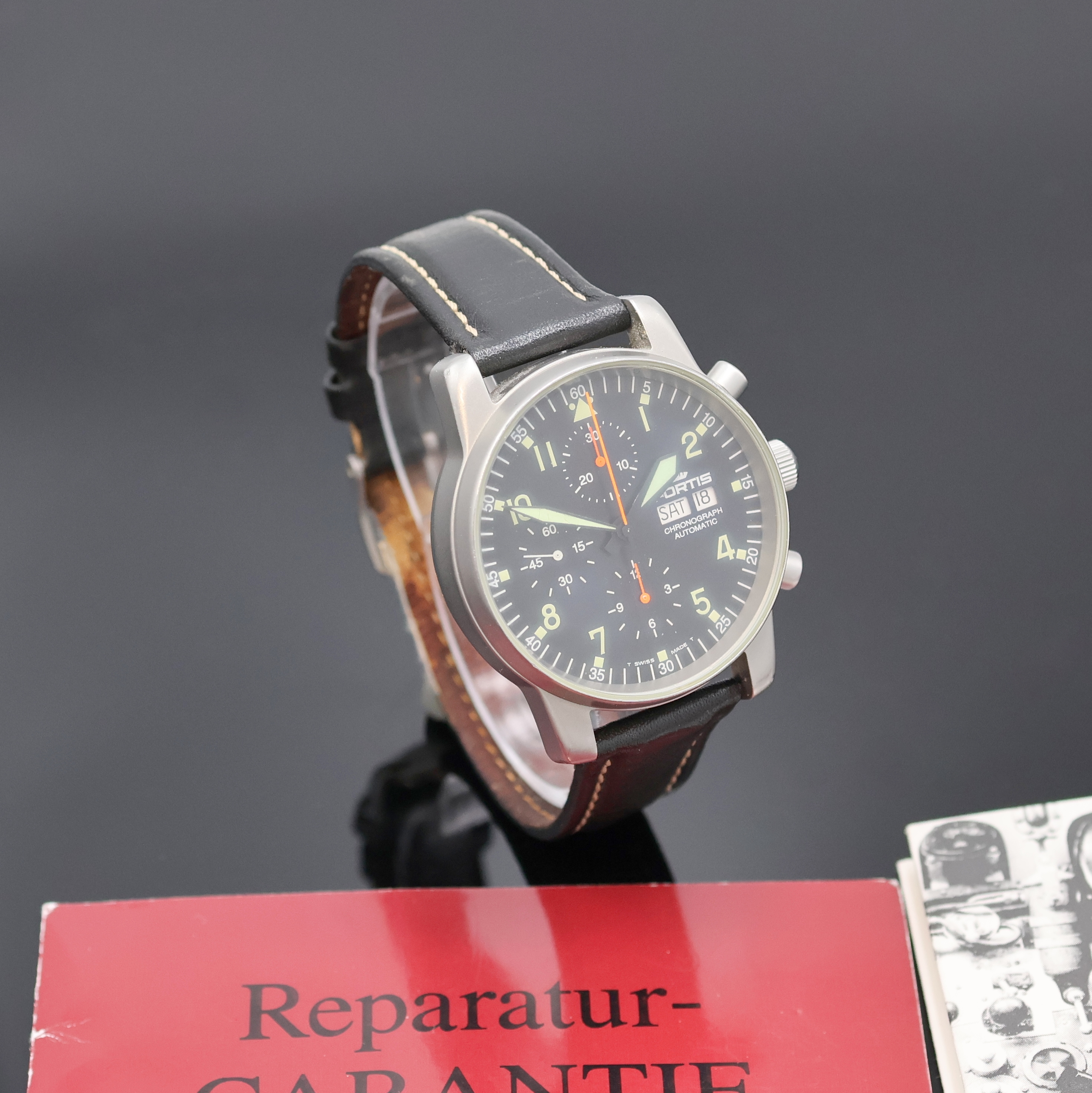 Detail b: FORTIS Armbandchronograph Referenz 597.10.141, Automatik, Edelstahlgeh., Boden verschr., Lederband (zu ers.) m. orig. Dornschl., schwarzes Zifferbl. ...