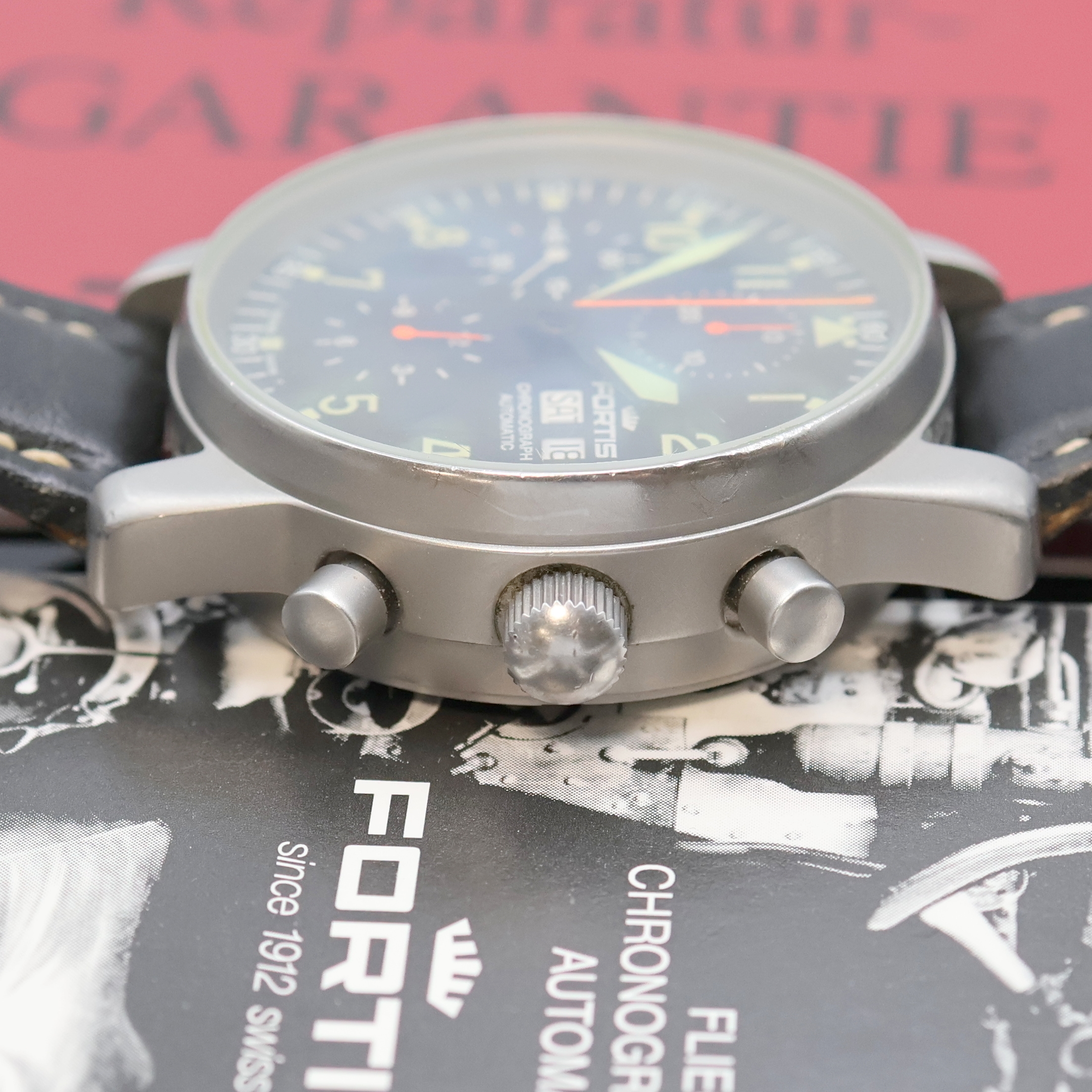 Detail e: FORTIS Armbandchronograph Referenz 597.10.141, Automatik, Edelstahlgeh., Boden verschr., Lederband (zu ers.) m. orig. Dornschl., schwarzes Zifferbl. ...