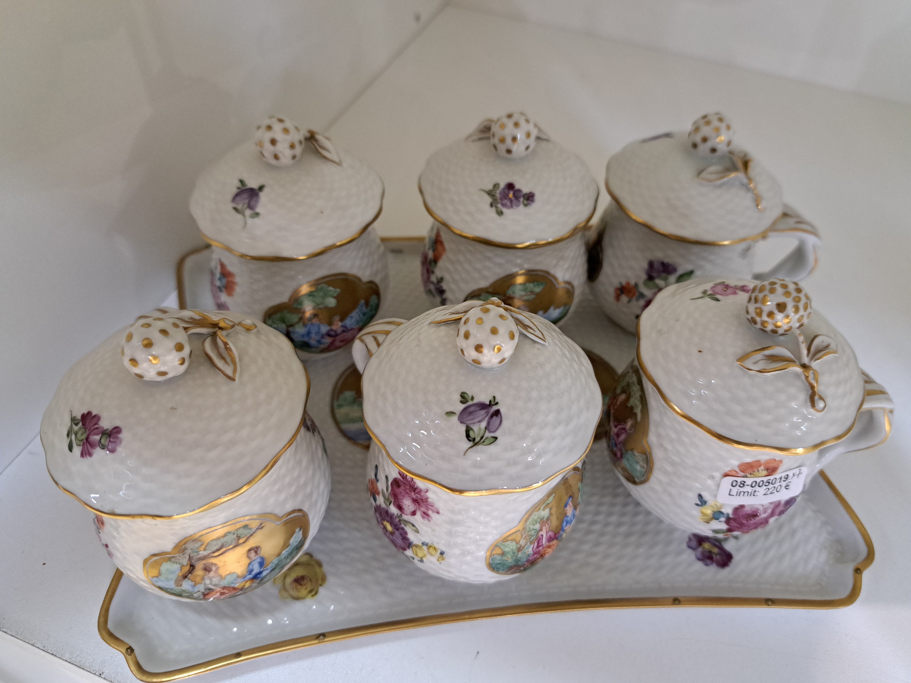 Detail a: Set Cremetöpfchen, Sächsische Porzellanfabrik zu Potschappel, Dresden, 1. Viertel 20.Jh., Porzellan, Goldstaffage, Blumenmalerei, goldgrundige ...