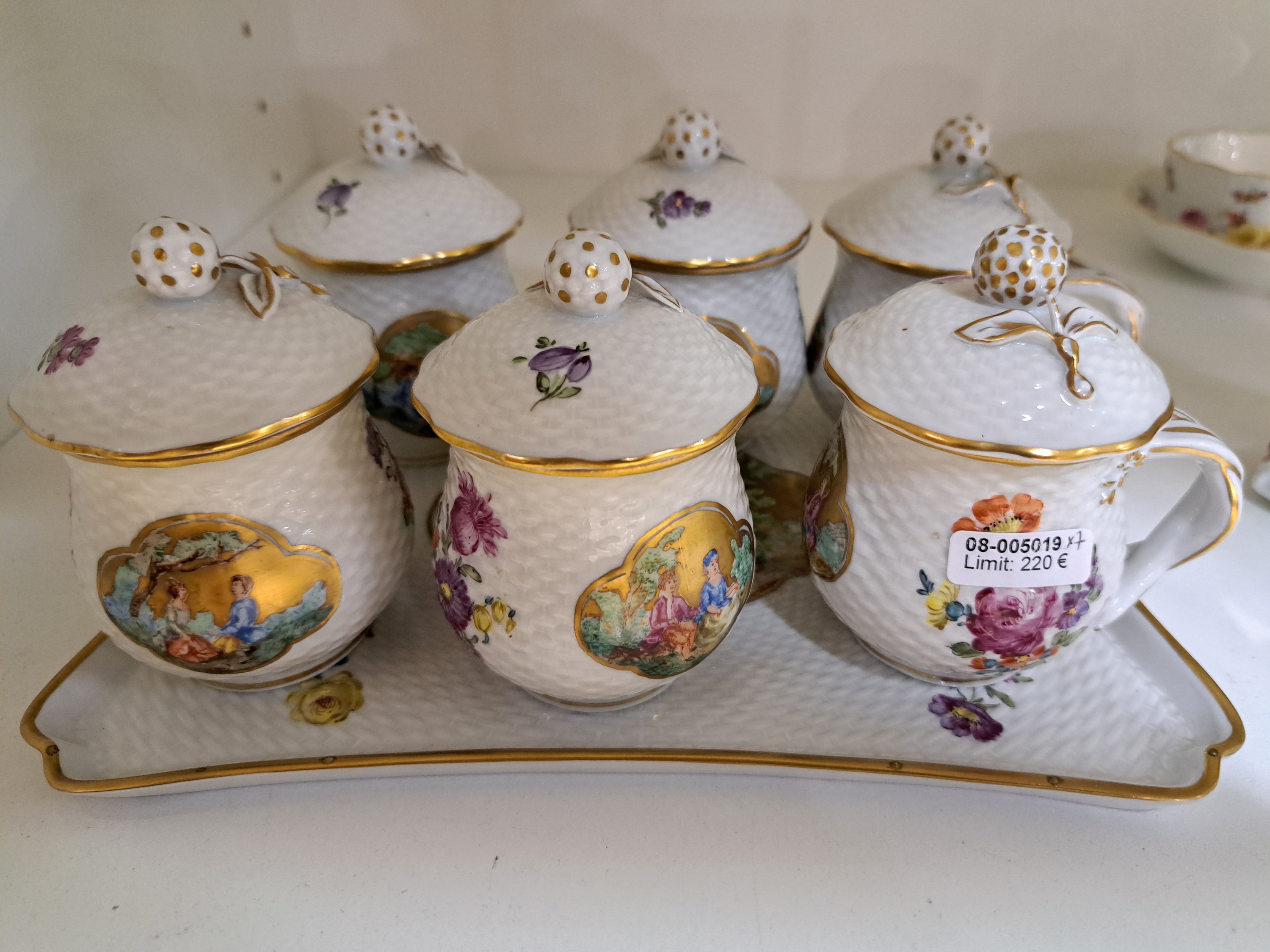 Detail b: Set Cremetöpfchen, Sächsische Porzellanfabrik zu Potschappel, Dresden, 1. Viertel 20.Jh., Porzellan, Goldstaffage, Blumenmalerei, goldgrundige ...
