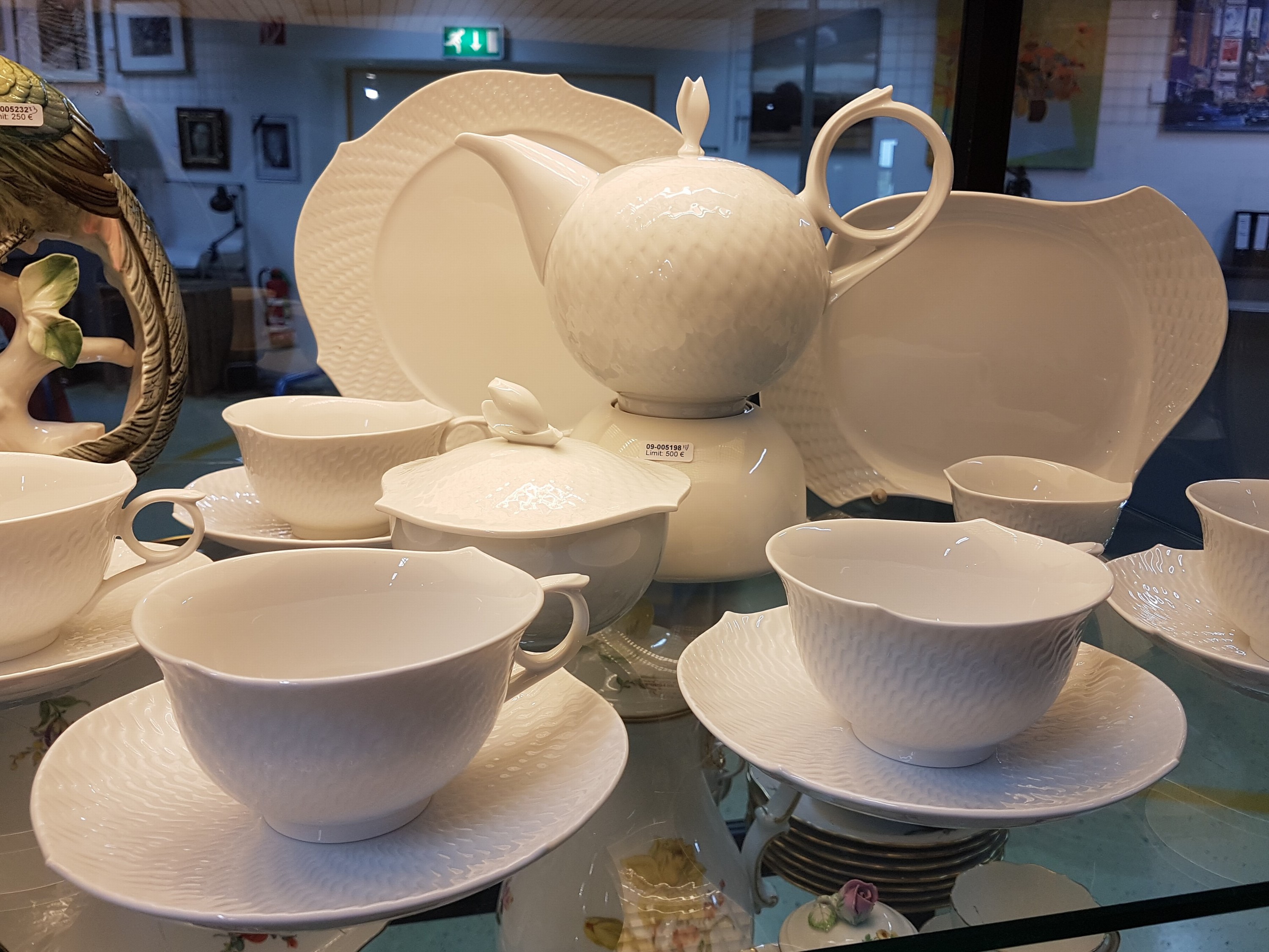 Detail a: Kaffeeservice, Meissen, Modell Wellenspiel, Weißporzellan, Reliefzier, 6 Teetassen mit UT, Teekanne mit Stövchen, Tablett, Zuckerdose, Koppchen, ...