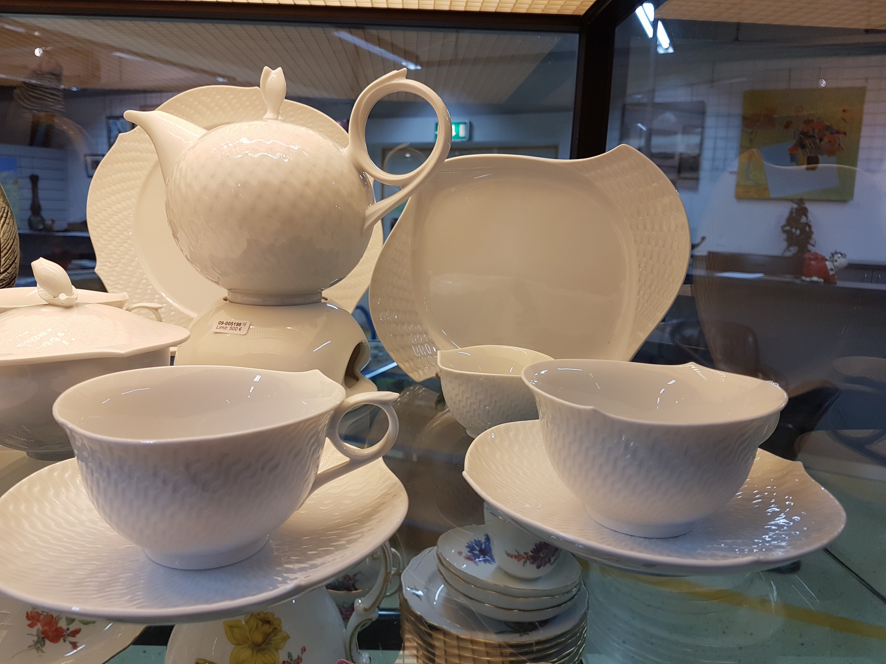 Detail b: Kaffeeservice, Meissen, Modell Wellenspiel, Weißporzellan, Reliefzier, 6 Teetassen mit UT, Teekanne mit Stövchen, Tablett, Zuckerdose, Koppchen, ...