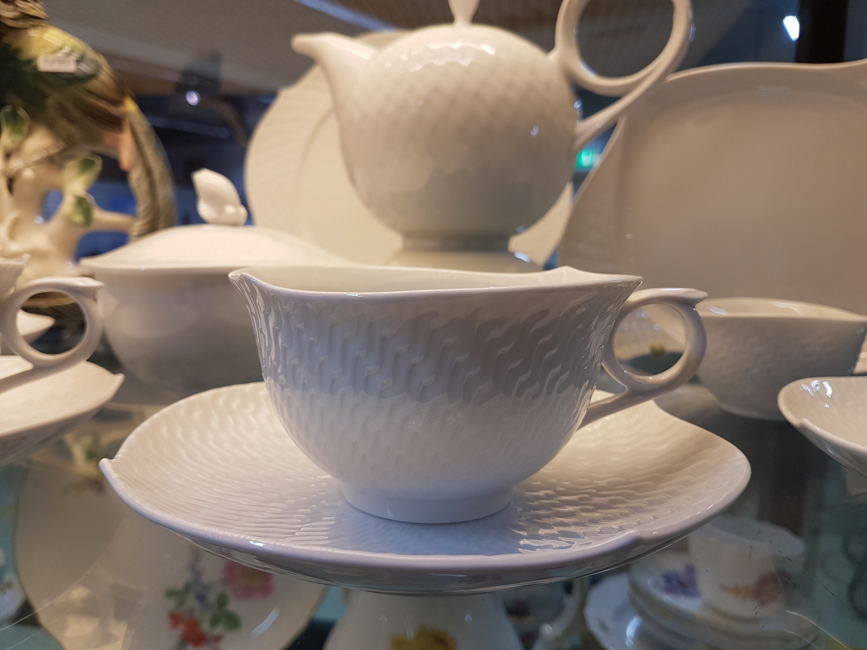 Detail c: Kaffeeservice, Meissen, Modell Wellenspiel, Weißporzellan, Reliefzier, 6 Teetassen mit UT, Teekanne mit Stövchen, Tablett, Zuckerdose, Koppchen, ...