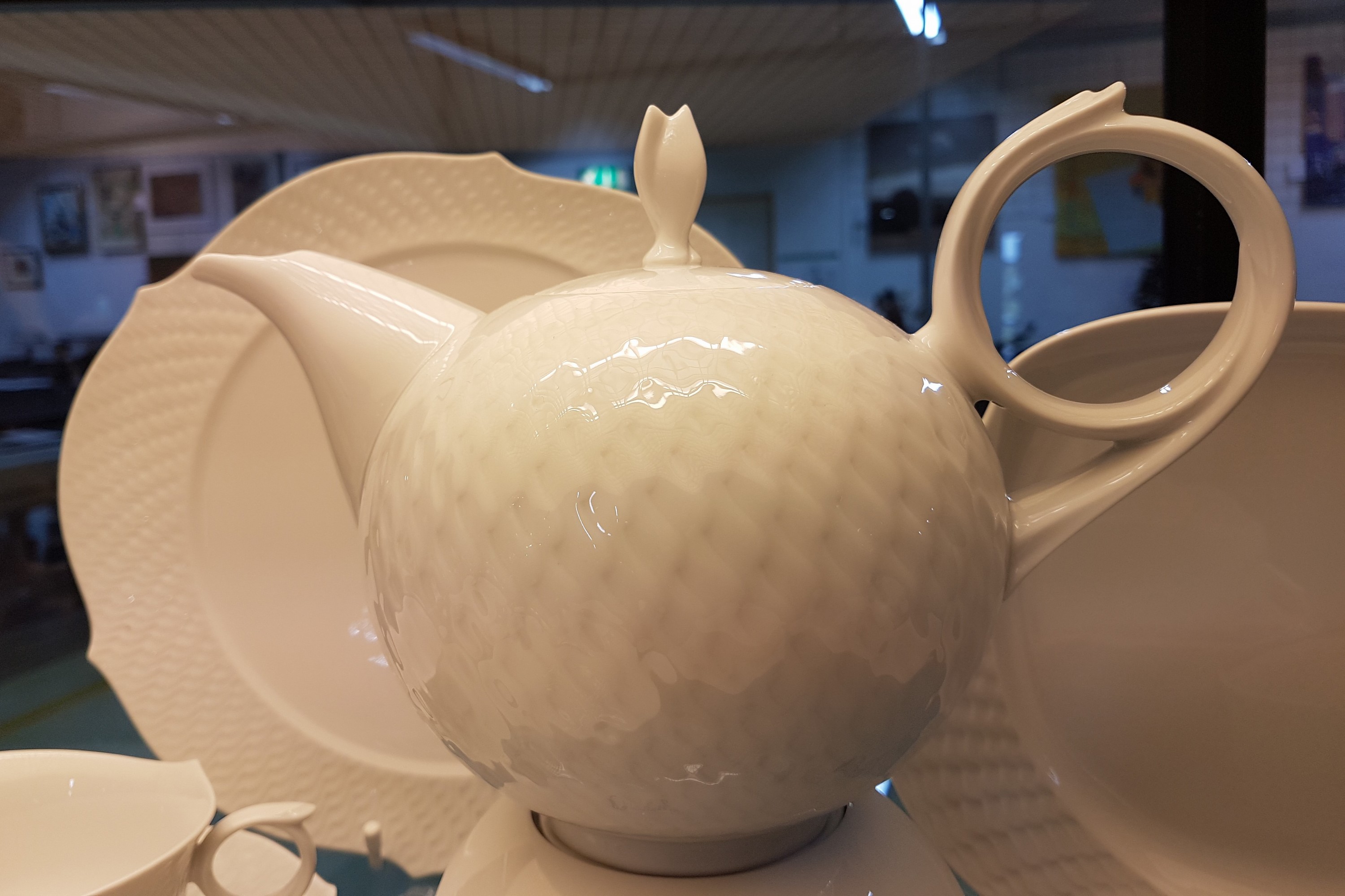 Detail d: Kaffeeservice, Meissen, Modell Wellenspiel, Weißporzellan, Reliefzier, 6 Teetassen mit UT, Teekanne mit Stövchen, Tablett, Zuckerdose, Koppchen, ...