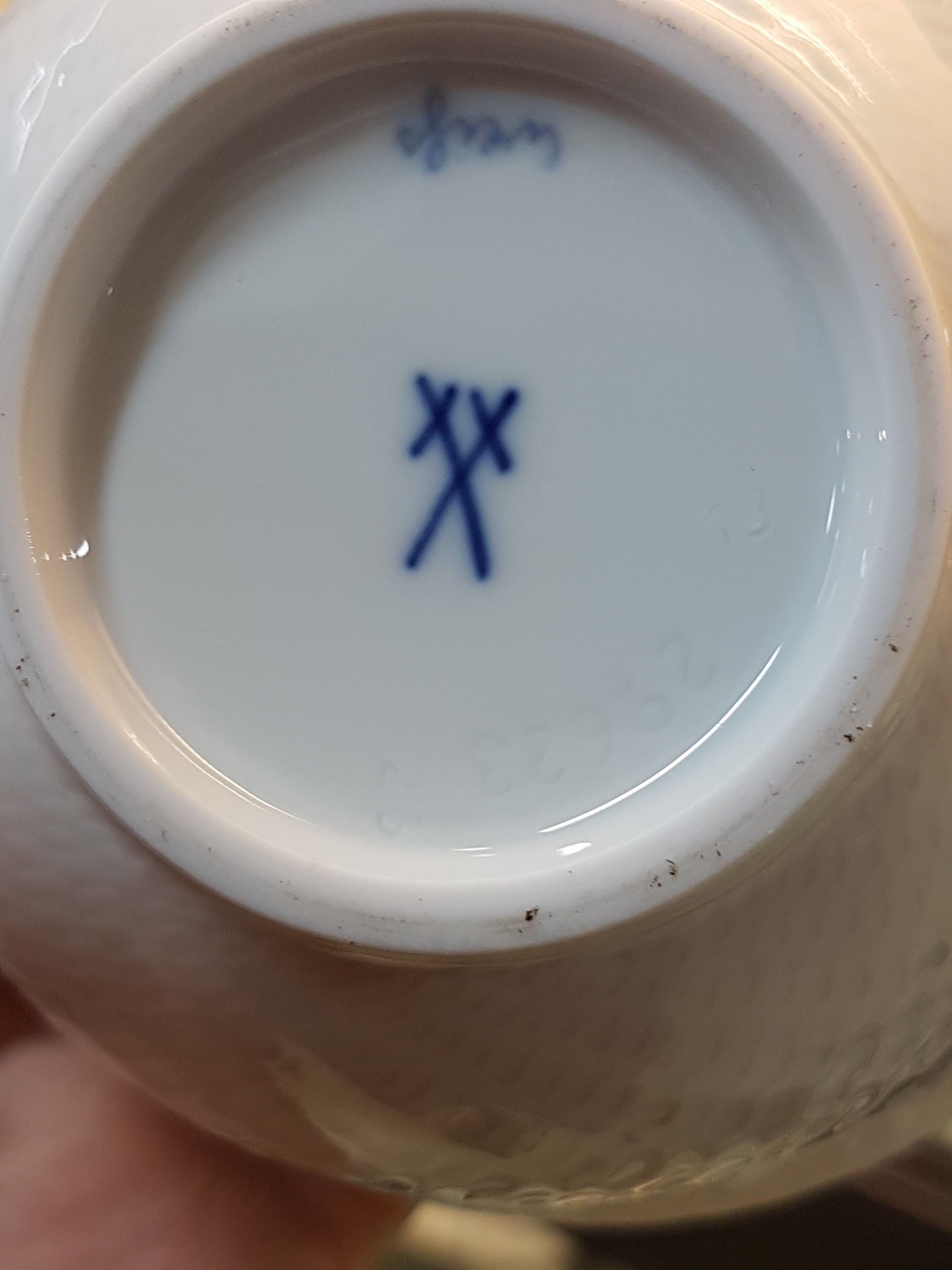 Detail f: Kaffeeservice, Meissen, Modell Wellenspiel, Weißporzellan, Reliefzier, 6 Teetassen mit UT, Teekanne mit Stövchen, Tablett, Zuckerdose, Koppchen, ...